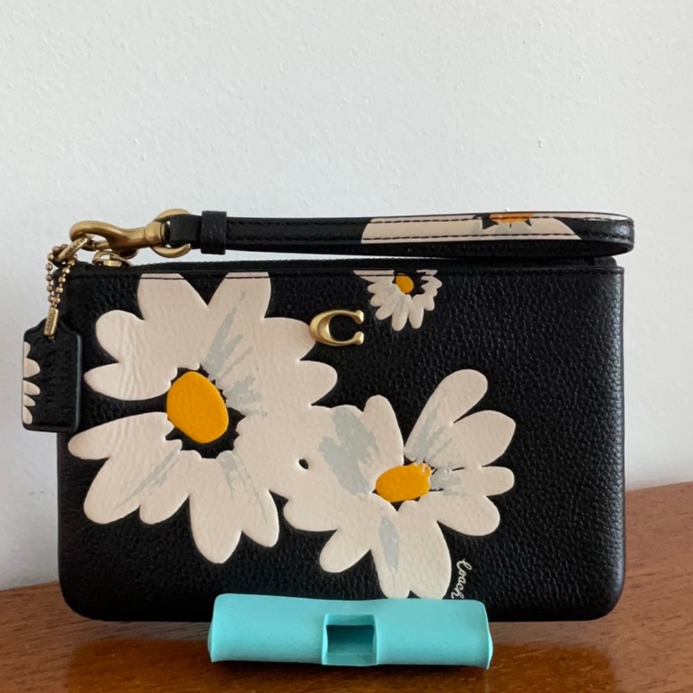 Coach New Small Wristlet Pebble Leather Daisy Print